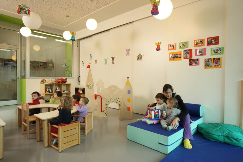Un'immagine che ritrae design d'interni, pavimentazione, mobilia, soffitto e camera.