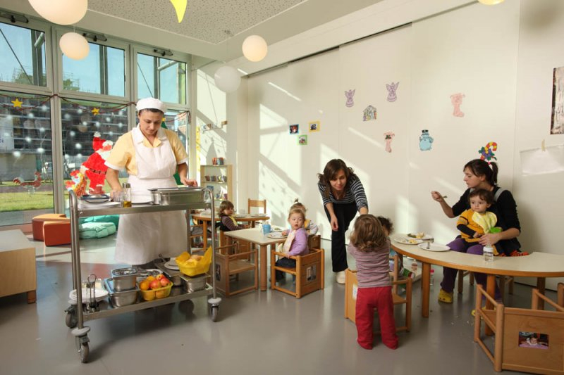 Un'immagine che ritrae design d'interni, mobilia, bambino, asilo e soffitto.