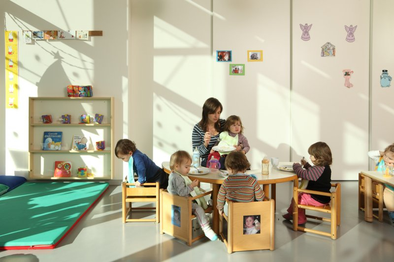 Un'immagine che ritrae mobilia, mensola, scaffalature, design d'interni e pavimentazione.