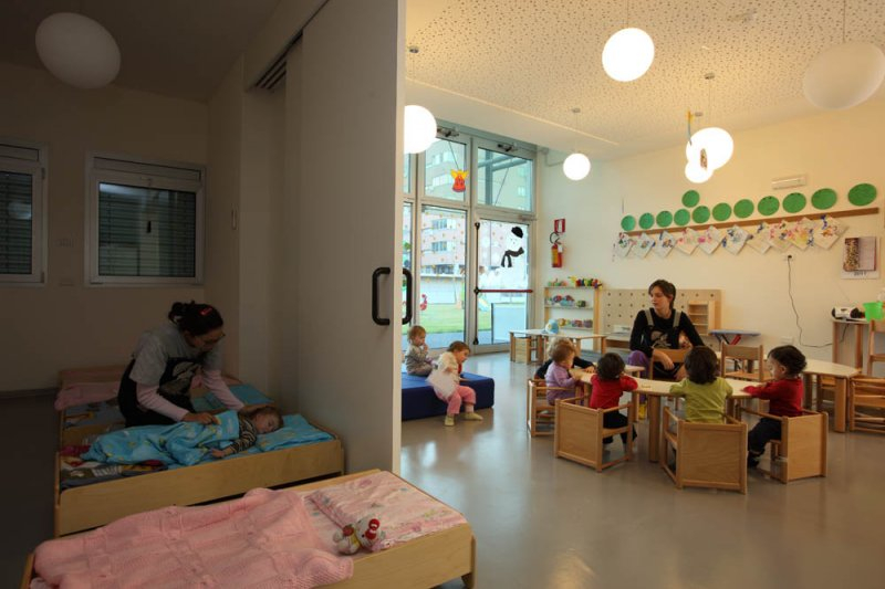 Un'immagine che ritrae pavimentazione, design d'interni, pavimento, bambino e camera.