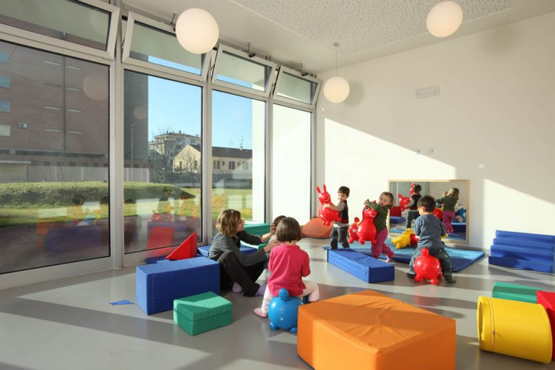 Un'immagine che ritrae pavimentazione, pavimento, design d'interni, bambino e sala.