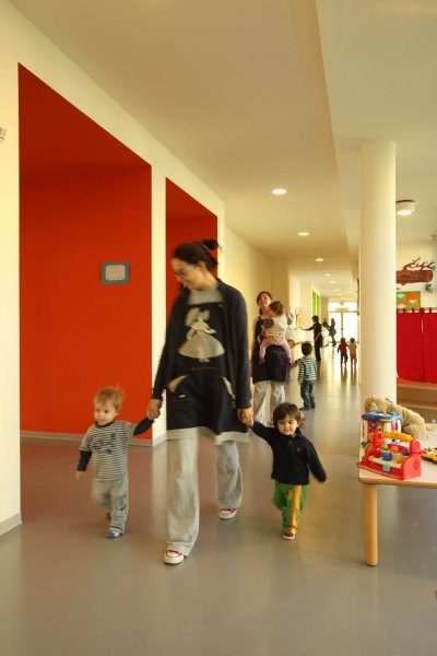 Un'immagine che ritrae pavimentazione, pavimento, bambino, divertimento e bambino che fa i primi passi.