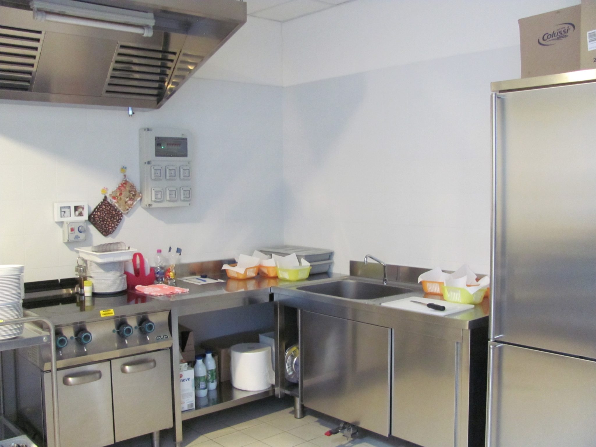 Un'immagine che ritrae elettrodomestico da cucina, elettrodomestico principale, cucina, piano di lavoro e elettrodomestico.