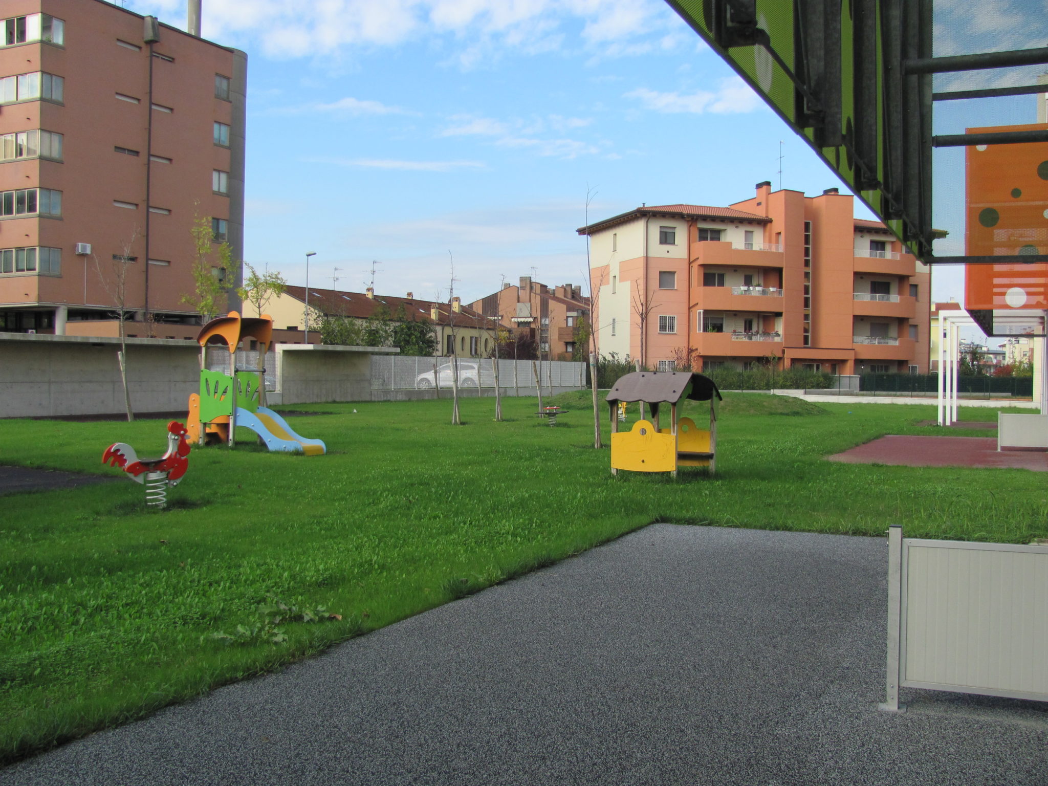 Un'immagine che ritrae edificio, città, zona residenziale, spazio pubblico e quartiere.