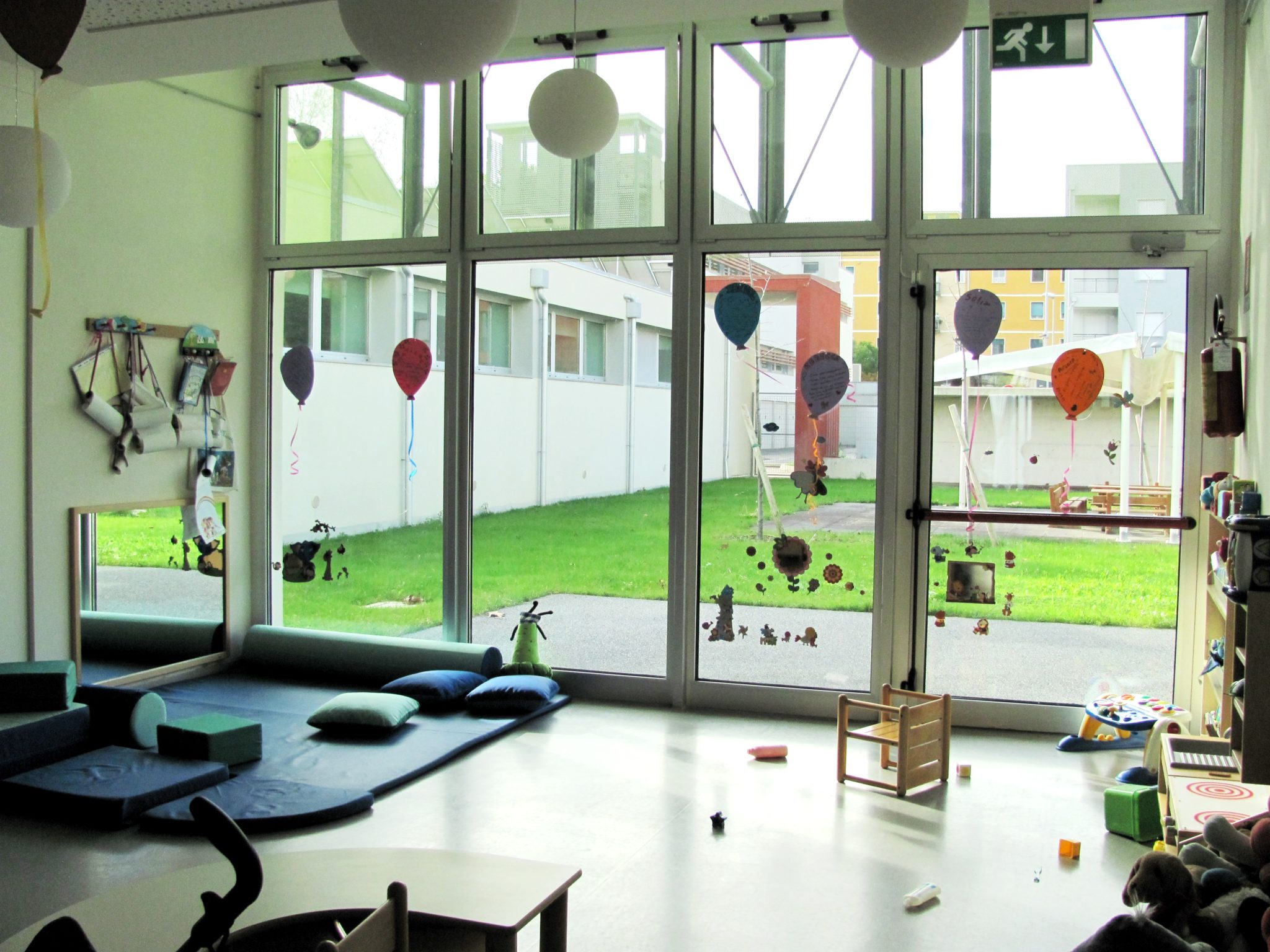 Un'immagine che ritrae pavimentazione, pavimento, soffitto, design d'interni e illuminazione.