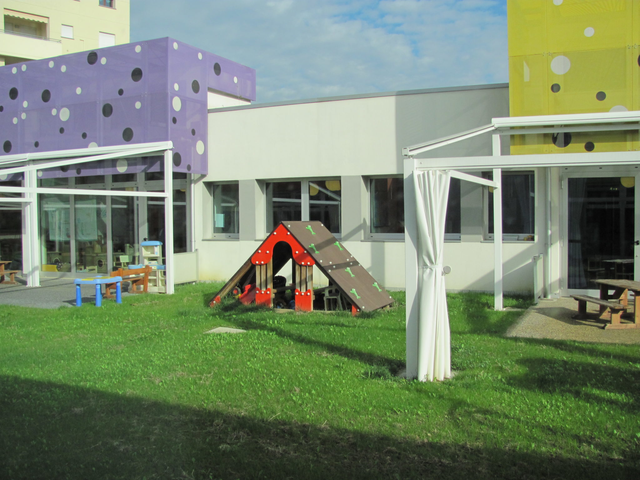 Un'immagine che ritrae prato, cortile, erba artificiale, ombra e progetto.