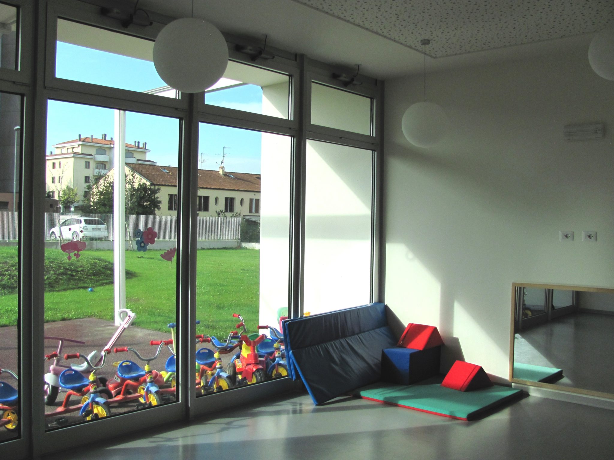 Un'immagine che ritrae pavimentazione, pavimento, design d'interni, soffitto e bambino.