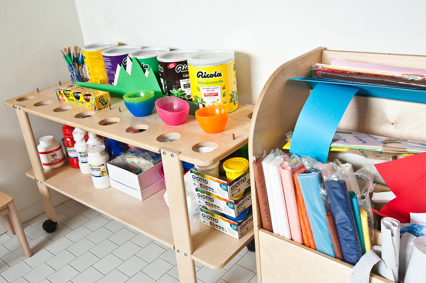 Un'immagine che ritrae mobilia, scaffalature, mensola, plastica e mordente per legno.