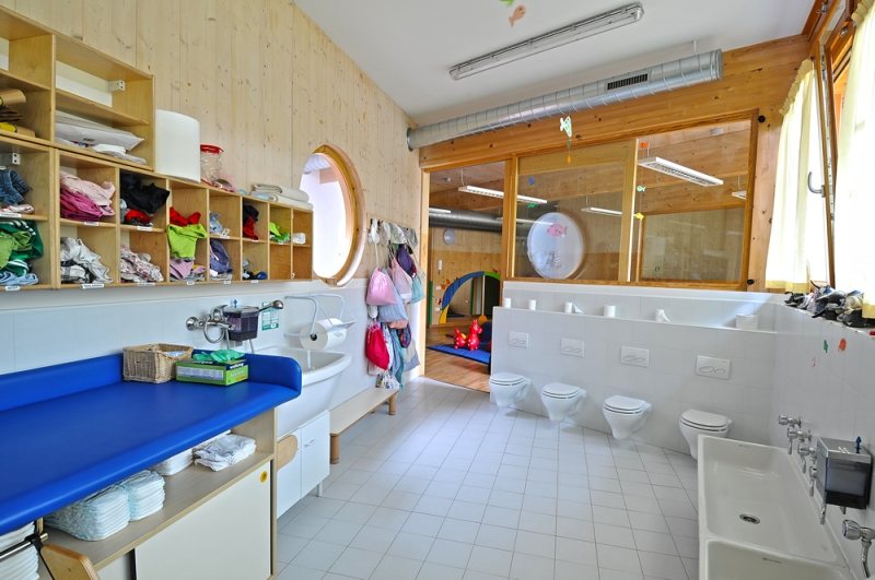 Un'immagine che ritrae design d'interni, soffitto, pavimentazione, pavimento e mobilia.