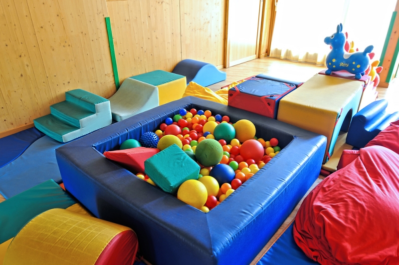 Un'immagine che ritrae giocattolo, sala ricreativa, giocare, gioco e bambino.