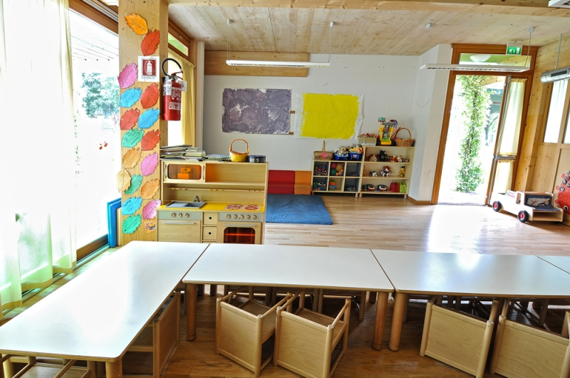 Un'immagine che ritrae mobilia, legna, pavimentazione, tavolo e design d'interni.