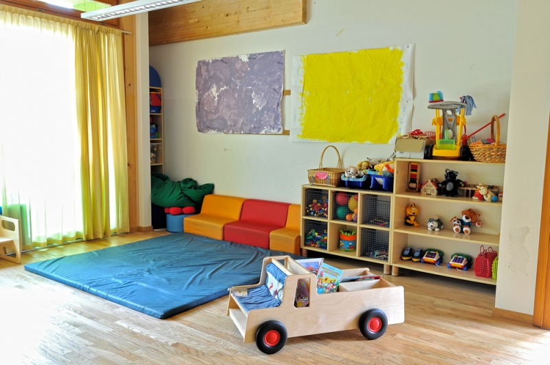 Un'immagine che ritrae pavimentazione, mobilia, giocattolo, pavimento e giocattoli per bambini.