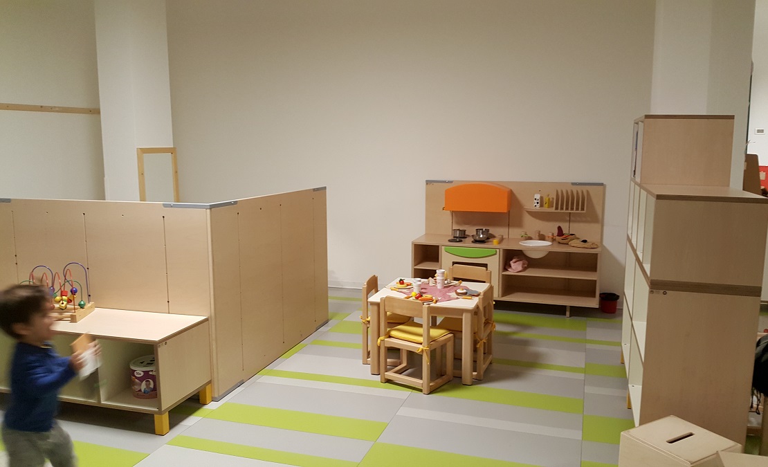 Un'immagine che ritrae legna, pavimentazione, mobilia, scaffalature e design d'interni.