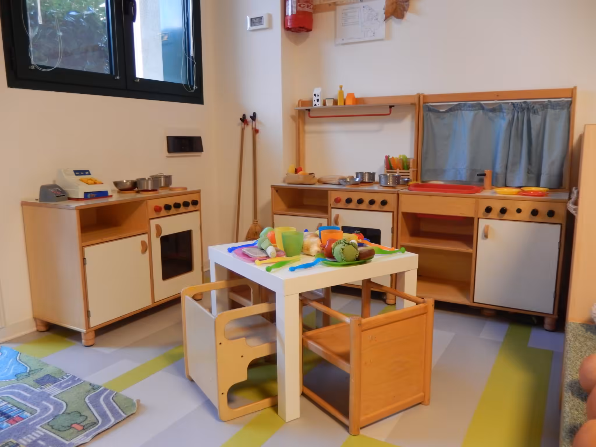 Un'immagine che ritrae mobilia, giocattolo, camera, giocattoli per bambini e bambino.