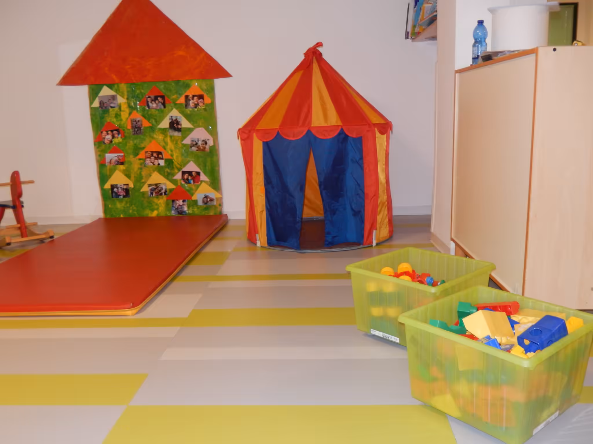 Un'immagine che ritrae pavimentazione, pavimento, design d'interni, camera e giocattoli per bambini.