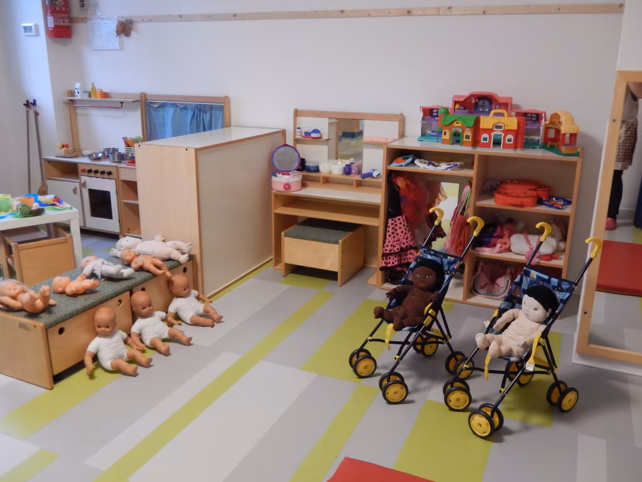 Un'immagine che ritrae mobilia, giocattolo, design d'interni, pavimentazione e scaffalature.