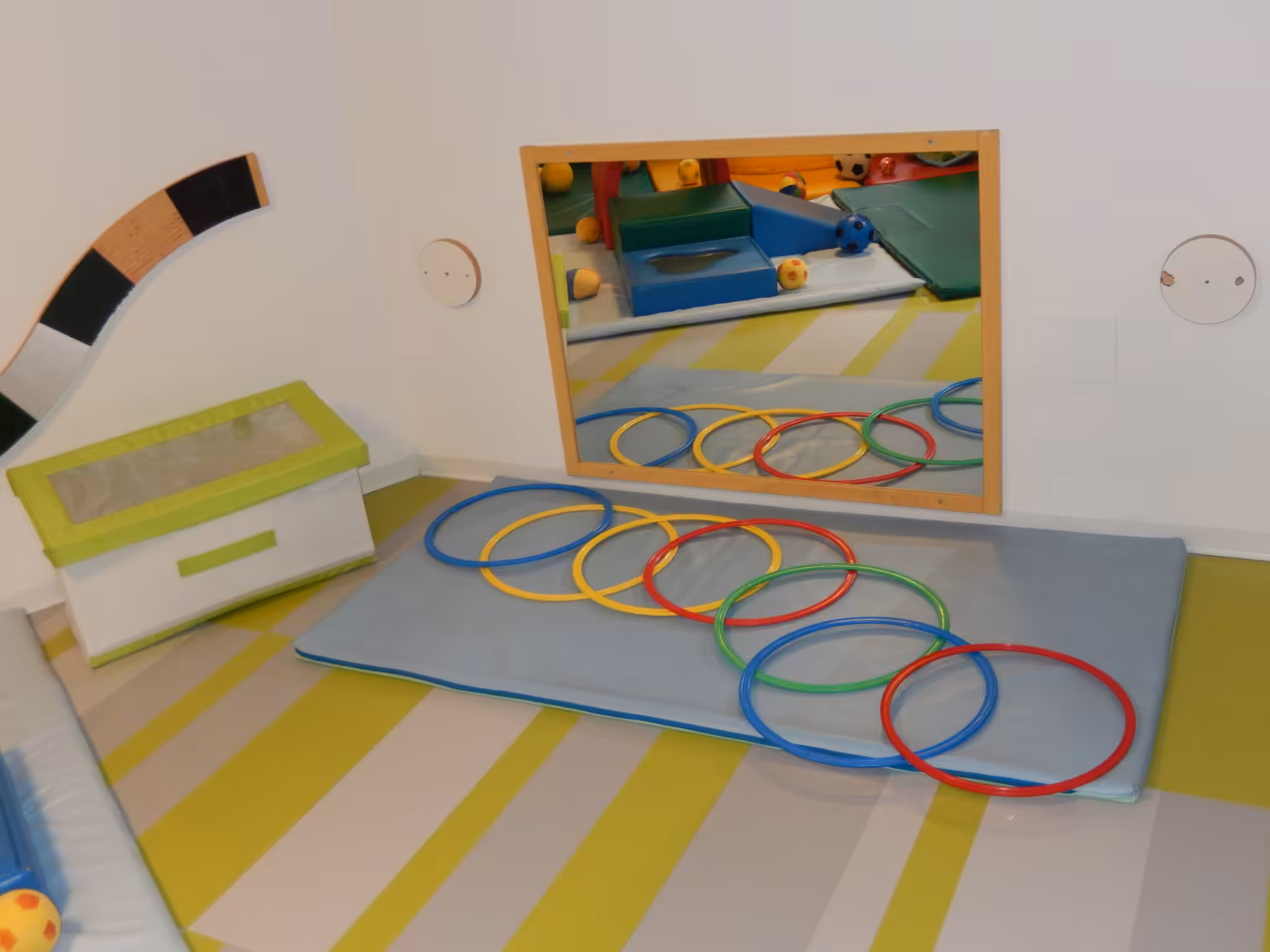Un'immagine che ritrae giocare, bambino, plastica, asilo e bilancia.