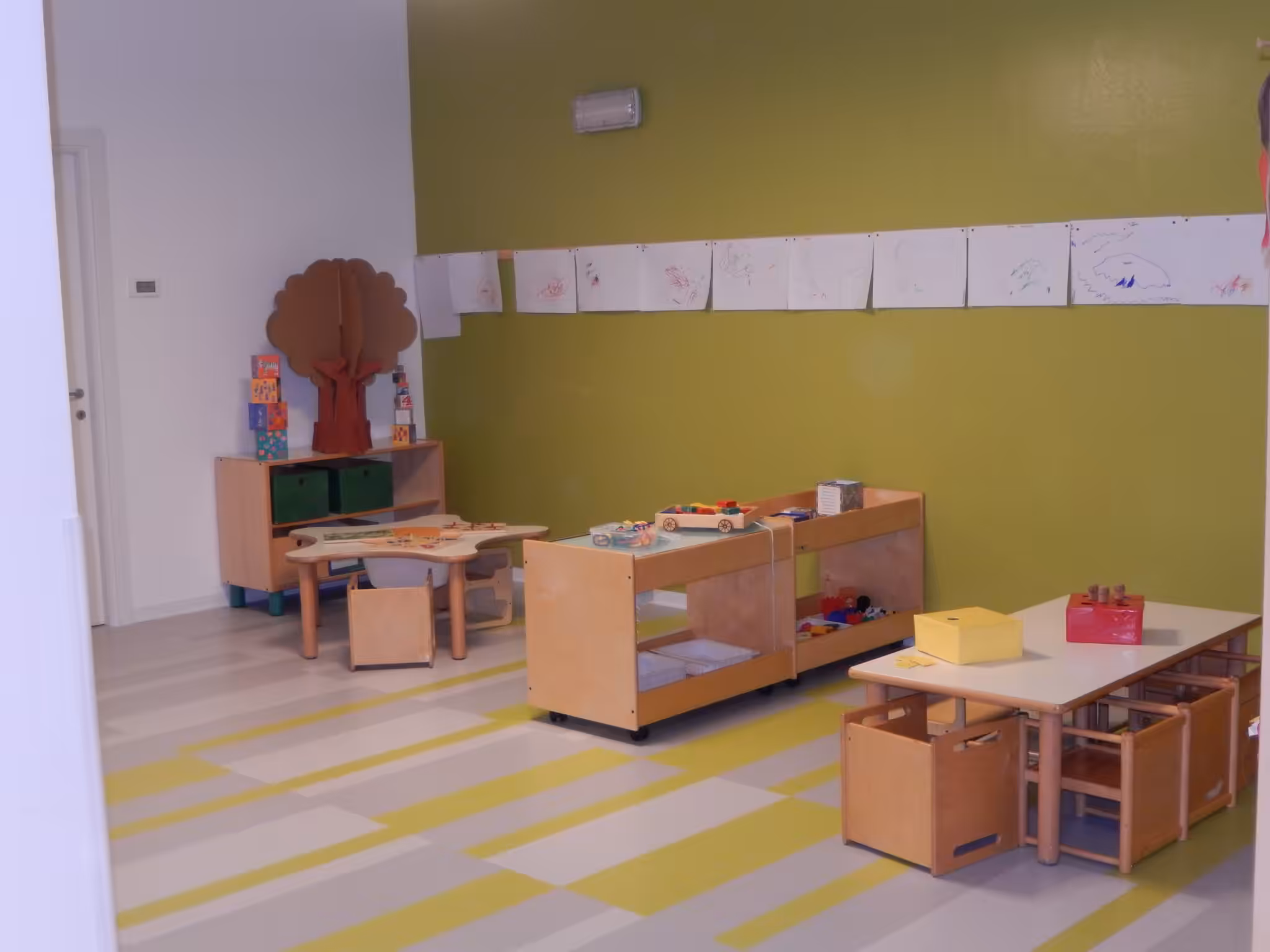 Un'immagine che ritrae mobilia, pavimentazione, pavimento, tavolo e design d'interni.