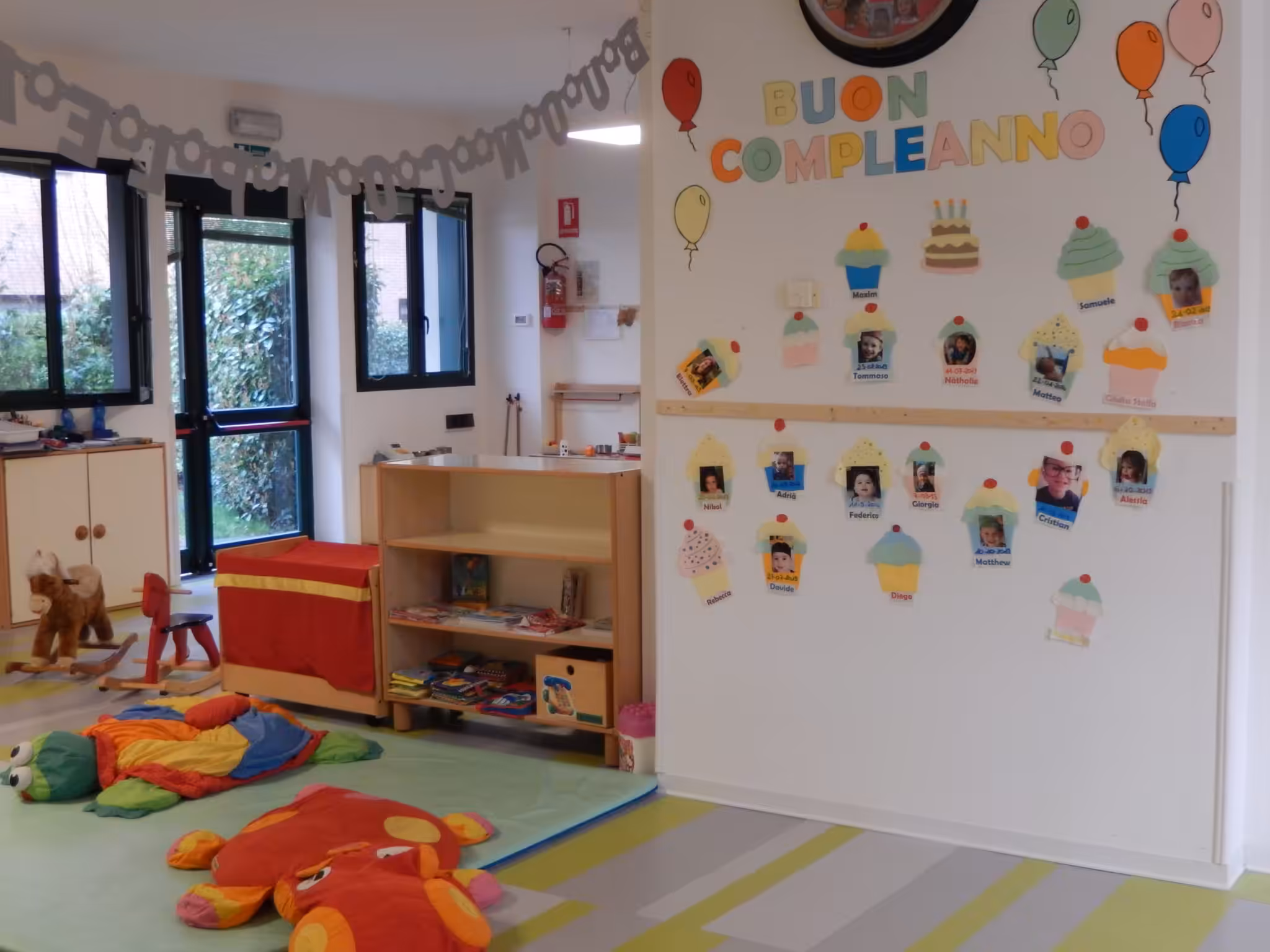 Un'immagine che ritrae design d'interni, mobilia, pavimentazione, camera e pavimento.