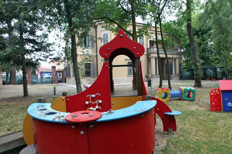 Un'immagine che ritrae attrezzature da gioco all'aperto, spazio pubblico, città, scivolo da parco giochi e ricreazione.