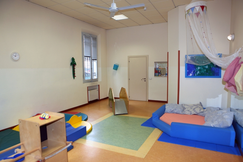Un'immagine che ritrae pavimentazione, pavimento, design d'interni, camera e soffitto.