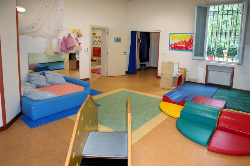 Un'immagine che ritrae pavimentazione, pavimento, camera, sala ricreativa e asilo.