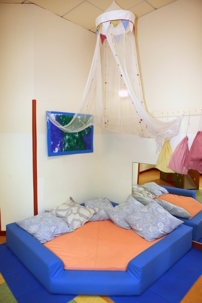 Un'immagine che ritrae tessile, camera da letto, camera, biancheria e letto.