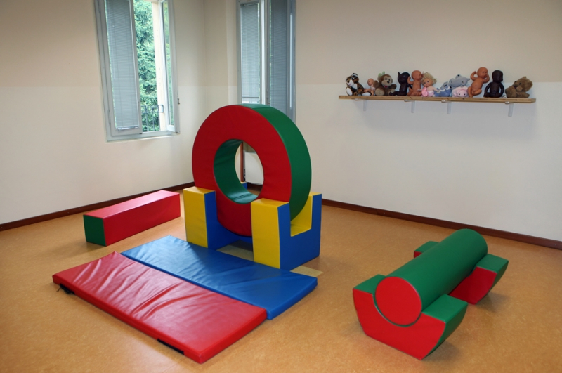 Un'immagine che ritrae pavimentazione, pavimento, vernice, giocare e legno duro.