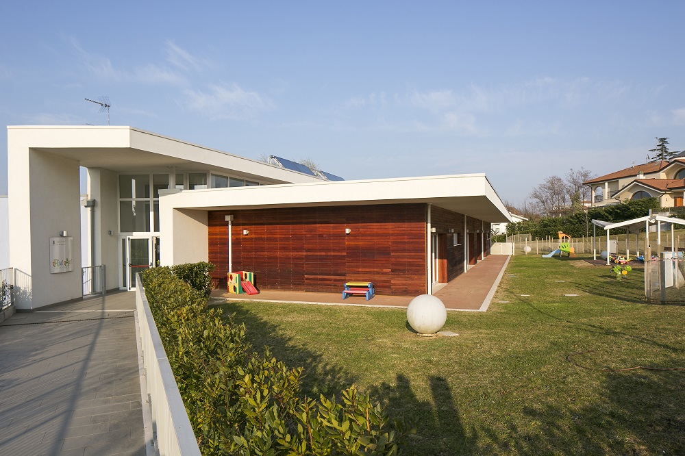 Un'immagine che ritrae materiale composito, ombra, progetto, cortile e illuminazione diurna.