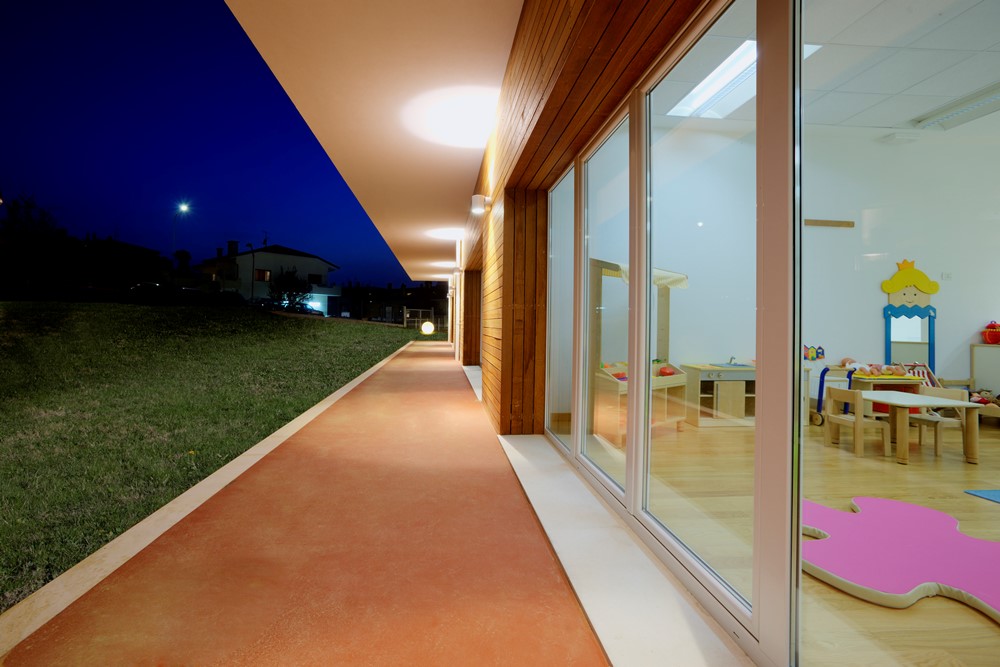 Un'immagine che ritrae pavimentazione, pavimento, legna, soffitto e design d'interni.