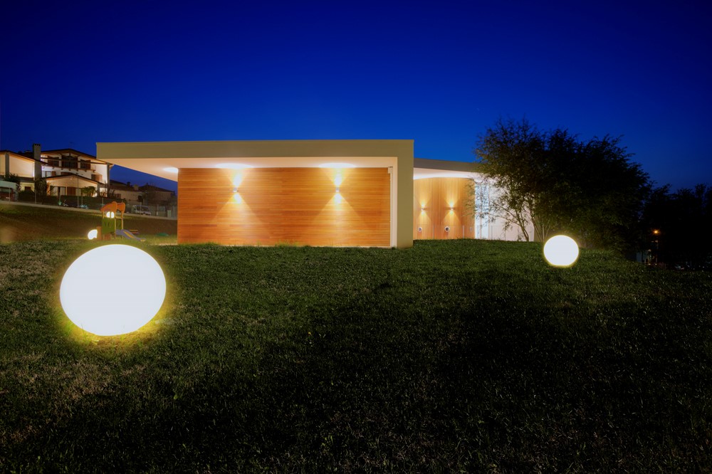 Un'immagine che ritrae illuminazione, notte, apparecchio di illuminazione, illuminazione del paesaggio e giardino.