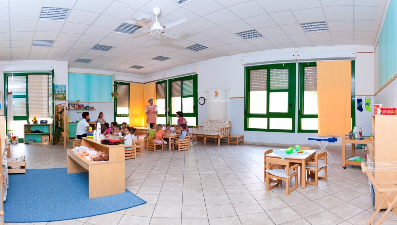 Un'immagine che ritrae asilo, aula, scuola, classe e gioco.