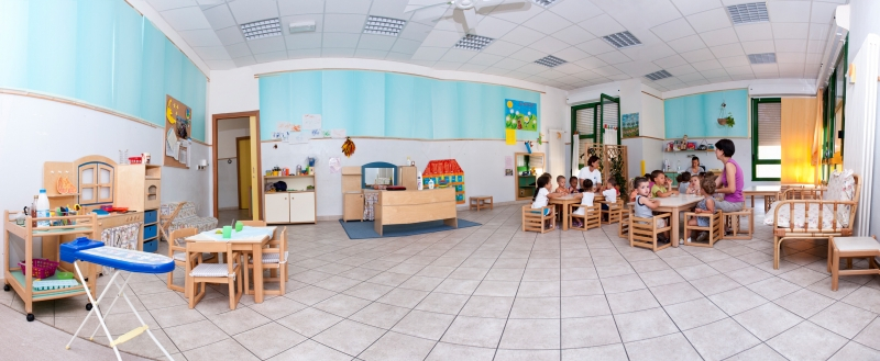 Un'immagine che ritrae pavimentazione, mobilia, pavimento, camera e aula.