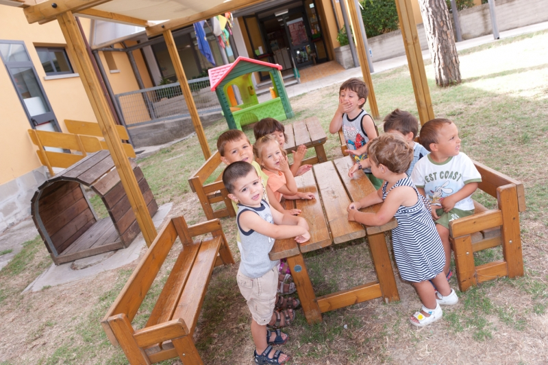 Un'immagine che ritrae legna, ricreazione, bambino, insediamento umano e tempo libero.