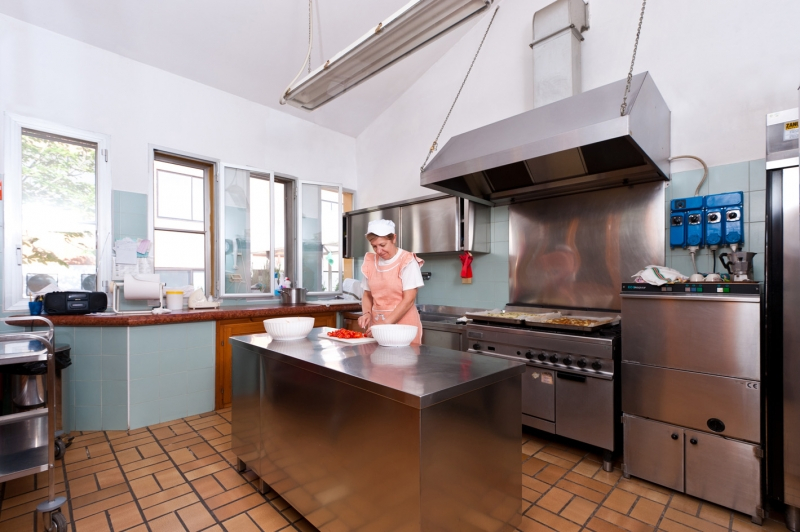 Un'immagine che ritrae cucina, piano di lavoro, elettrodomestico da cucina, elettrodomestico principale e elettrodomestico.