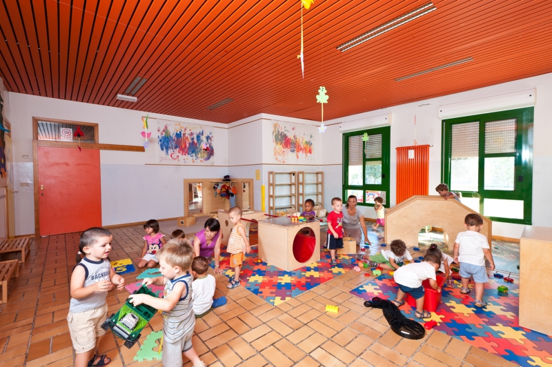 Un'immagine che ritrae asilo, camera, scuola, aula e bambino.