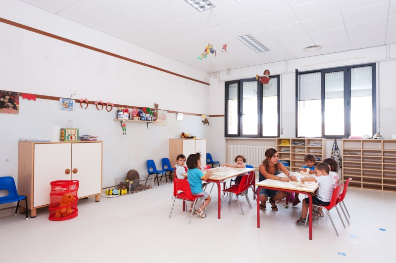 Un'immagine che ritrae mobilia, design d'interni, camera, tavolo e aula.