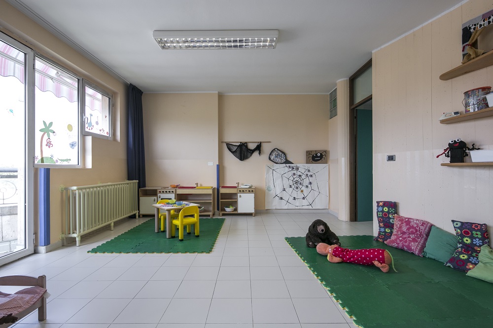 Un'immagine che ritrae pavimentazione, pavimento, design d'interni, mobilia e illuminazione.