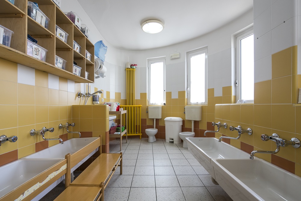 Un'immagine che ritrae pavimentazione, pavimento, design d'interni, apparecchio idraulico e soffitto.