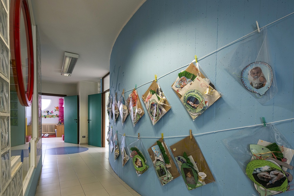 Un'immagine che ritrae soffitto, design d'interni, arti creative, colore e progetto.