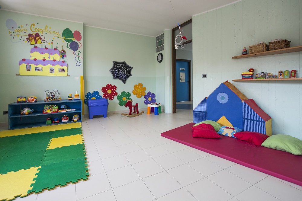 Un'immagine che ritrae pavimentazione, pavimento, design d'interni, mobilia e soffitto.