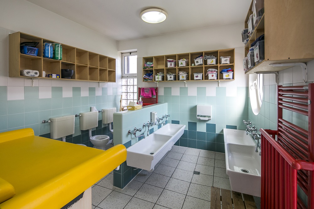 Un'immagine che ritrae pavimentazione, design d'interni, pavimento, mobilia e soffitto.