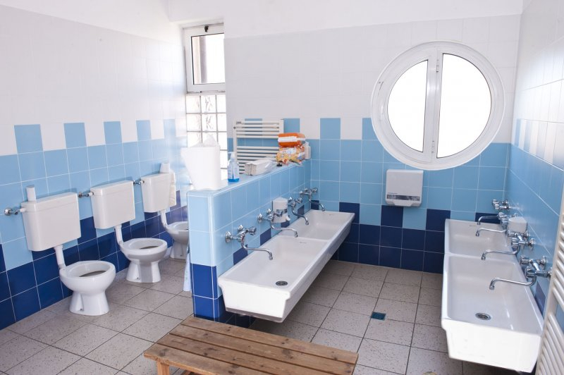 Un'immagine che ritrae pavimentazione, lavandino del bagno, pavimento, apparecchio idraulico e lavello.