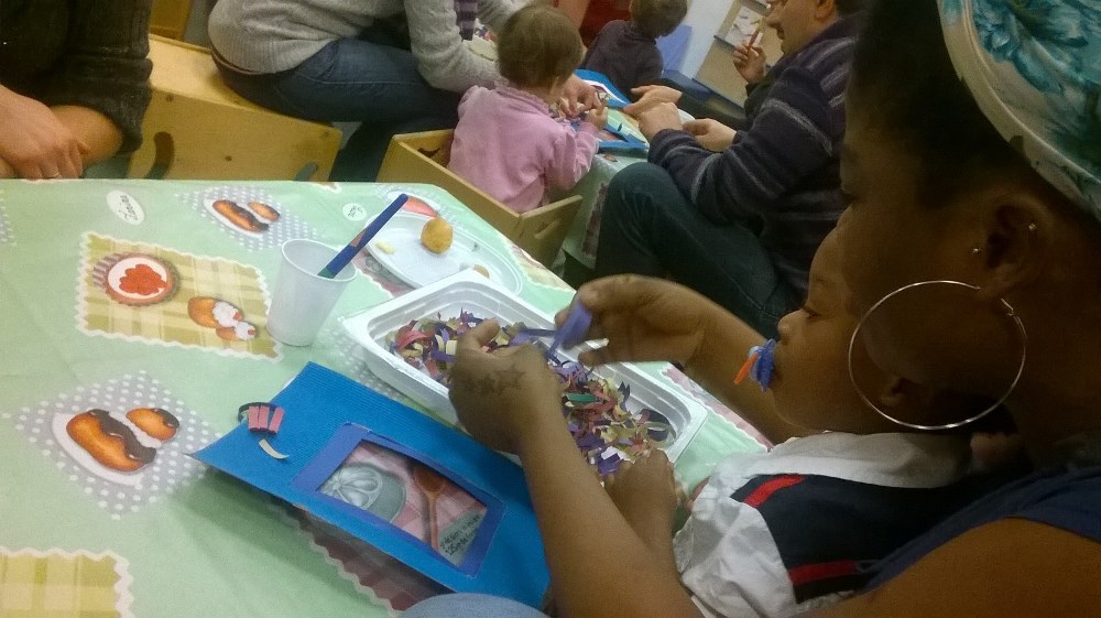 Un'immagine che ritrae tavolo, bambino, condivisione, apprendimento e plastica.