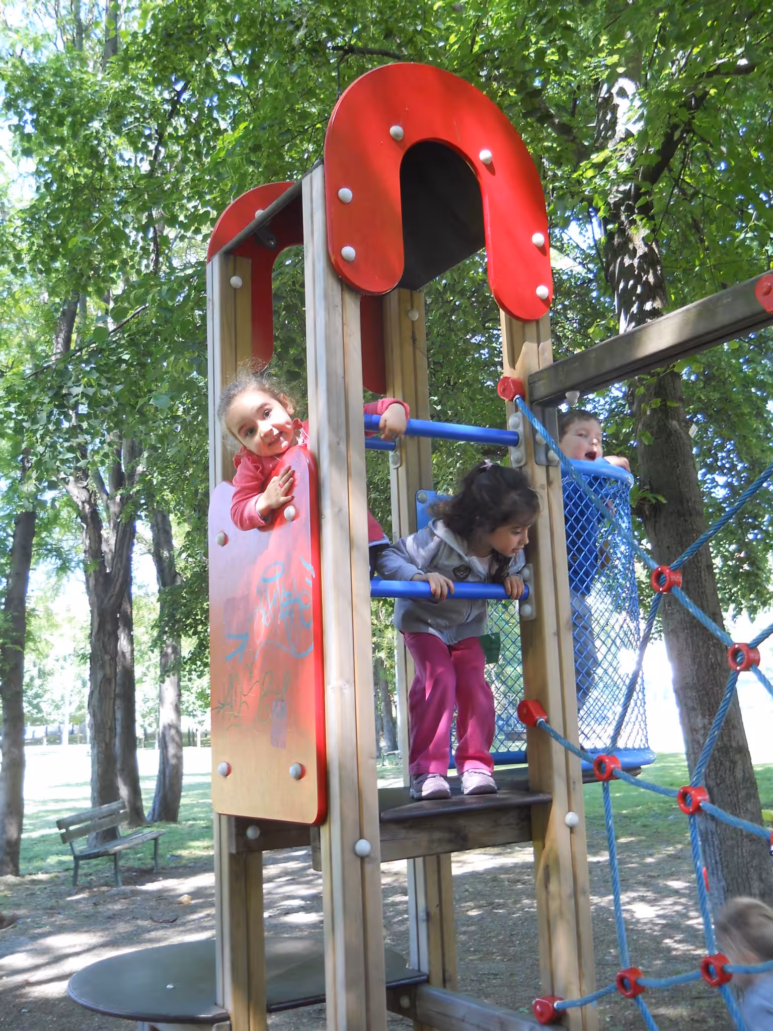 Un'immagine che ritrae attrezzature da gioco all'aperto, ricreazione, insediamento umano, parco giochi e bambino.