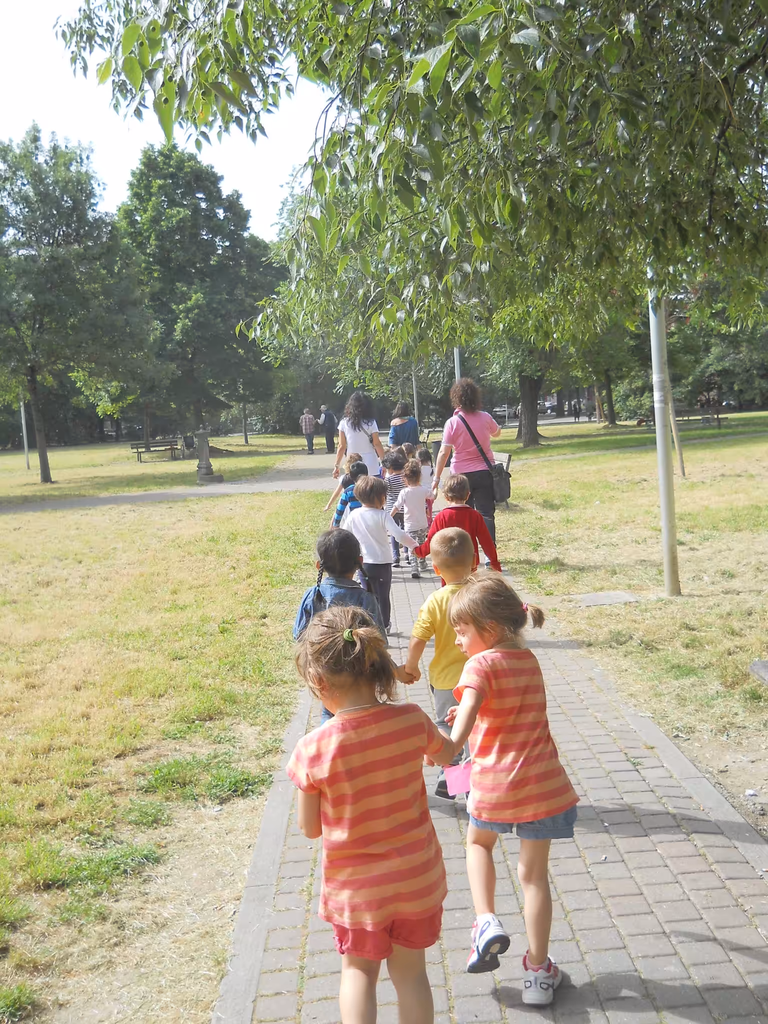 Un'immagine che ritrae persone, vestiario, bambino, ricreazione e gamba.
