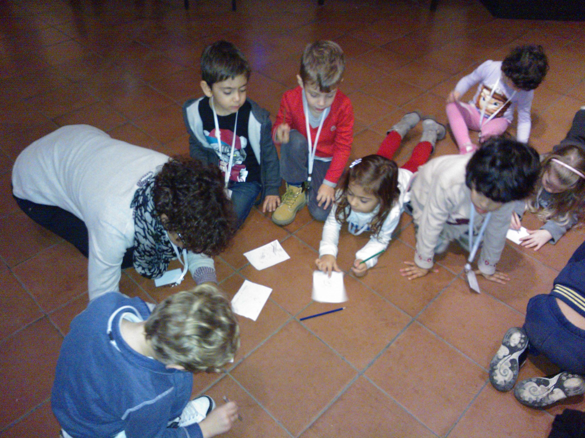 Un'immagine che ritrae gruppo sociale, comunità, jeans, bambino e interazione.