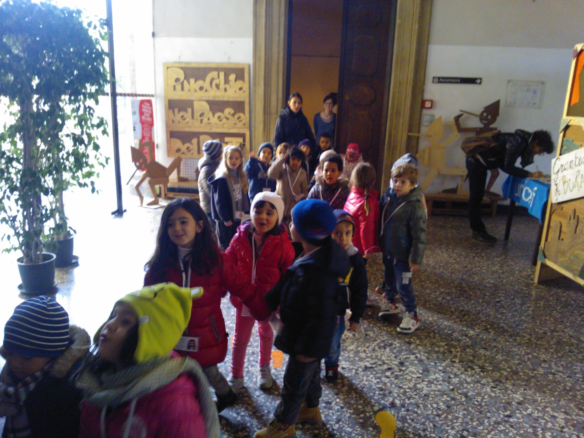 Un'immagine che ritrae giacca, bambino, tempo libero, inverno e stivale.