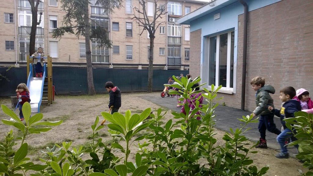 Un'immagine che ritrae spazio pubblico, zona residenziale, quartiere, ricreazione e bambino.