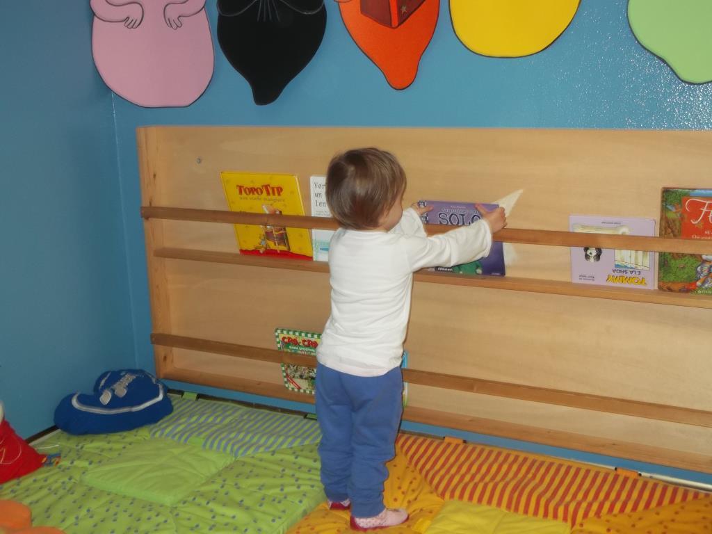 Un'immagine che ritrae bambino, scaffalature, camera, mensola e bambino che fa i primi passi.